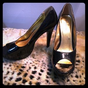 Hypnotic peep toe pumps